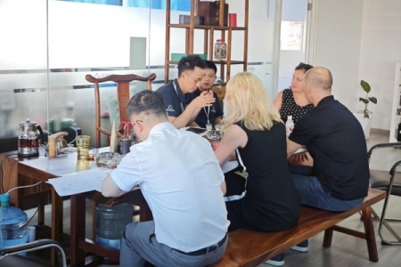 国外客户莅临我司考察，深化外贸交流与合作